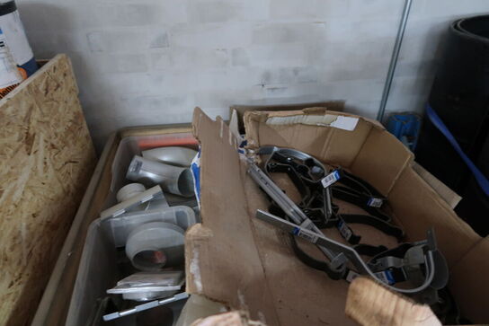 3 stk. paller med tagpap, dele til tagrender m.m.