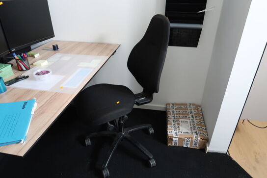 El. hæve/sænke skrivebord uden indhold med kontorstol