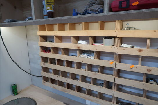 4 stk. sortimentsreoler med indhold