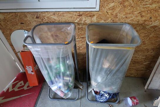 2 stk. skraldespande med indhold