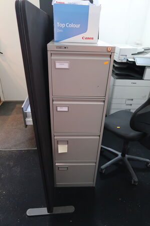 Arkivskab samt kontorstol