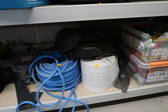 Kabeltromle, div. Værktøjskasser, 2 stk. batterier, reb m.m.