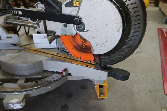 Kap-/geringssav DEWALT DW712N-QS med arbejdsbord