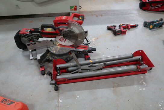 Kap-/geringssav MILWAUKEE M18 FMS254 med arbejdsbord