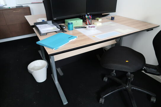 El. hæve/sænke skrivebord uden indhold med kontorstol