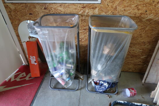 2 stk. skraldespande med indhold