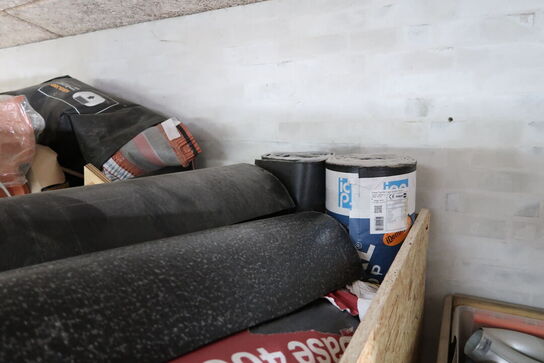 3 stk. paller med tagpap, dele til tagrender m.m.