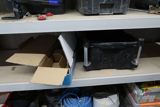 Kabeltromle, div. Værktøjskasser, 2 stk. batterier, reb m.m.