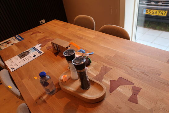 Spisebord med 6 stk. stole samt div. Stabelstole