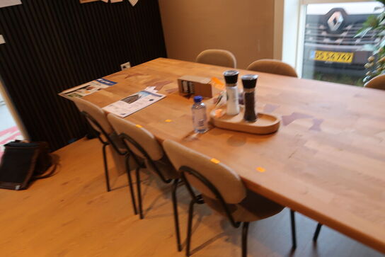 Spisebord med 6 stk. stole samt div. Stabelstole