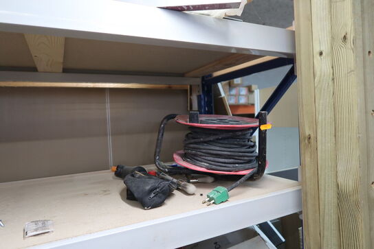 Kabeltromle, div. Værktøjskasser, 2 stk. batterier, reb m.m.