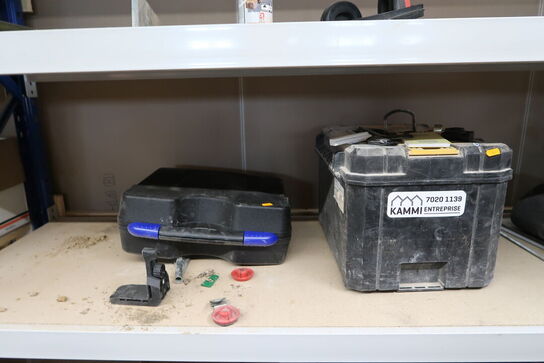 Kabeltromle, div. Værktøjskasser, 2 stk. batterier, reb m.m.