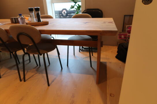 Spisebord med 6 stk. stole samt div. Stabelstole