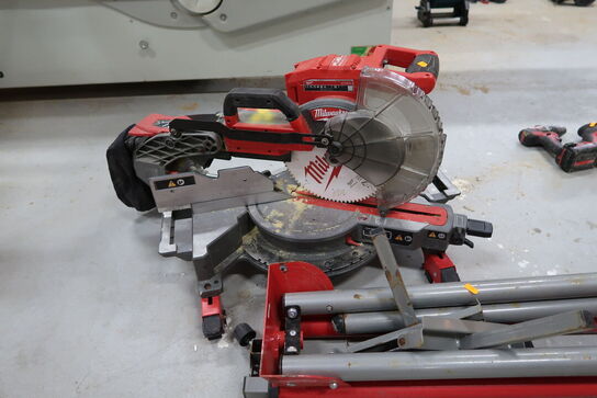 Kap-/geringssav MILWAUKEE M18 FMS254 med arbejdsbord