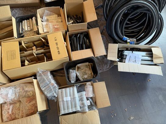 Lot med mange blandede dele (lagerliste kan ses på lottet) (MOMSFRI)