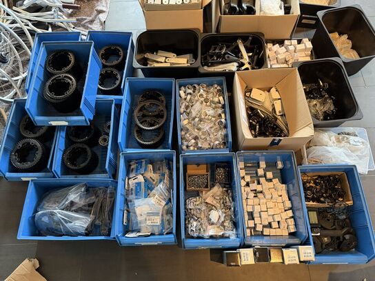 Lot med mange blandede dele (lagerliste kan ses på lottet) (MOMSFRI)