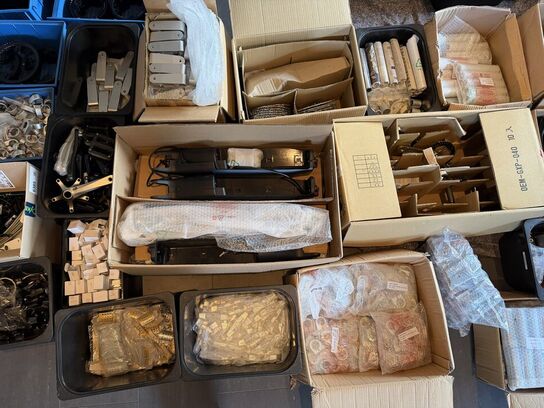 Lot med mange blandede dele (lagerliste kan ses på lottet) (MOMSFRI)