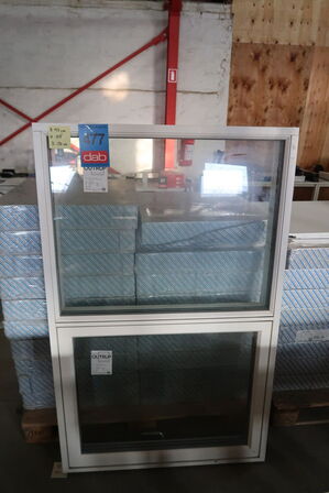 Outrup vinduesparti med topstyret vindue