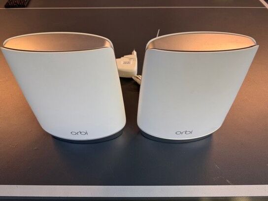 2 stk. Orbi router / satellit MOMSFRI