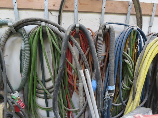 Slanger og ledninger som ses på vægbeslaget