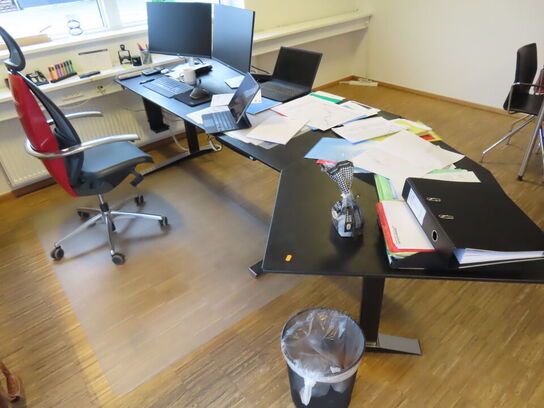 Skrivebord (indhold og stol medfølger ikke)