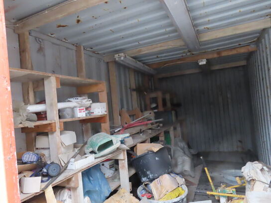 20' container med indhold (bemærk rust i bla. bunden af døren)