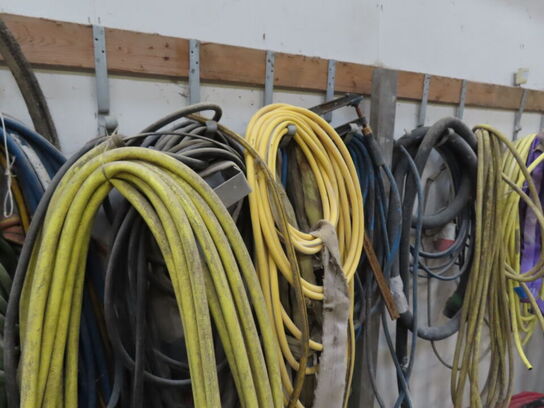 Slanger og ledninger som ses på vægbeslaget