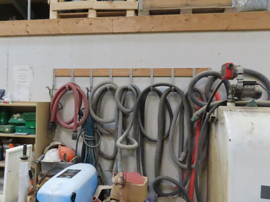 Slanger som ses på vægbeslag, til industristøvsuger