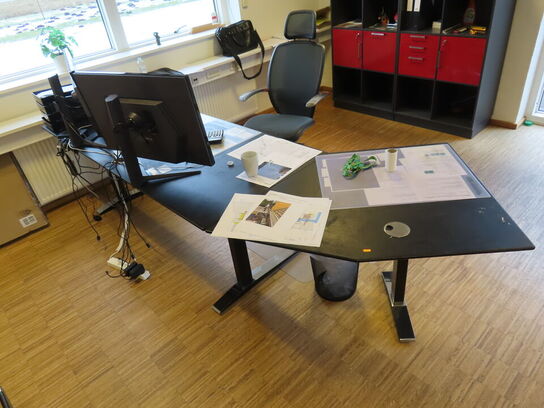 Skrivebord (indhold og stol medfølger ikke)