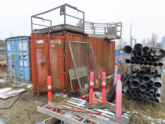 20' container med indhold (bemærk rust i bla. bunden af døren)