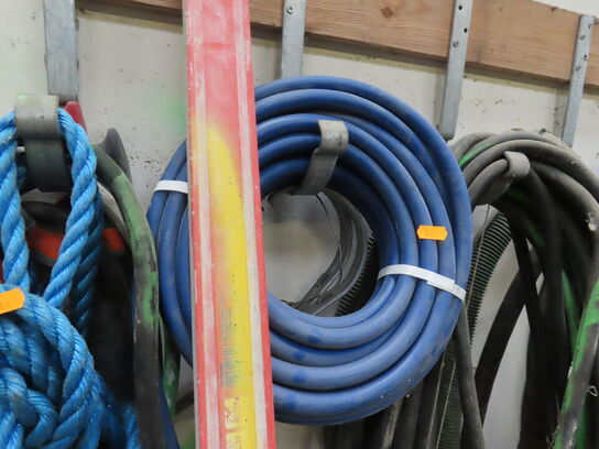 Slanger og ledninger som ses på vægbeslaget