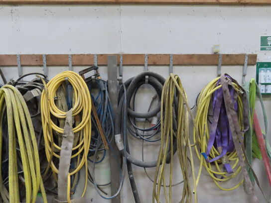 Slanger og ledninger som ses på vægbeslaget