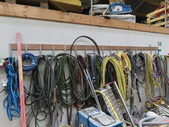 Slanger og ledninger som ses på vægbeslaget