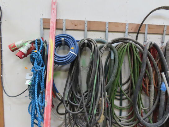 Slanger og ledninger som ses på vægbeslaget