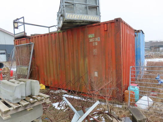 20' container med indhold (bemærk rust i bla. bunden af døren)