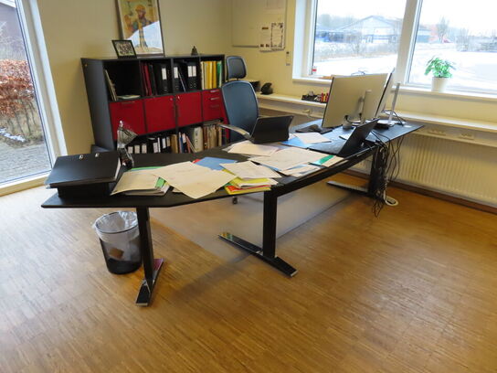 Skrivebord (indhold og stol medfølger ikke)