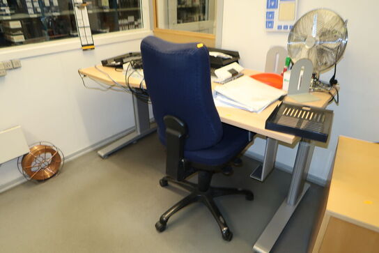 El. hæve/sænke skrivebord uden indhold samt kontorstol og skuffemodul