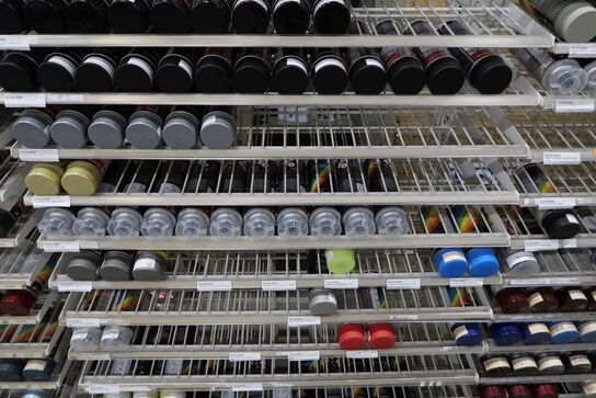 Reol med div. Spraydåser MOTIP m.fl.