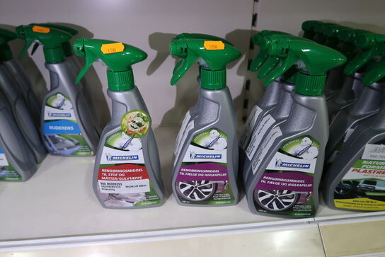 Hylde med div. Plejemidler m.m.