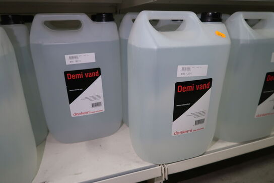 11 dunke demineraliseret vand