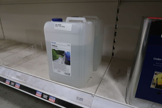 Hylde med div. Plejemidler, AdBlue m.m.