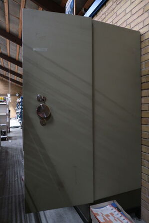 Pengeskab uden indhold