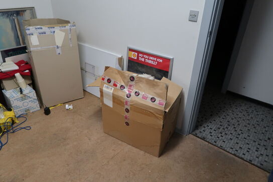 Div. udstillingsmøbler, stålskab, bord m.m.