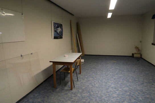 Div. udstillingsmøbler, stålskab, bord m.m.