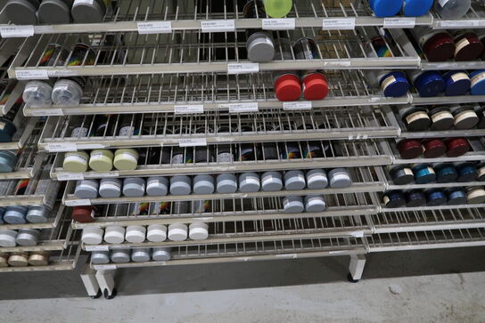 Reol med div. Spraydåser MOTIP m.fl.