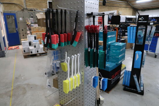 Stander med div. Rengøringsartikler