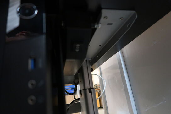 El. hæve/sænke skrivebord uden indhold samt kontorstol