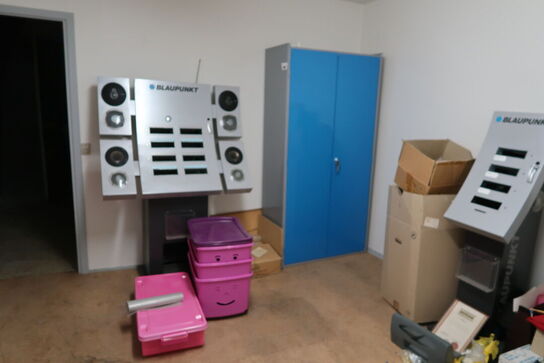 Div. udstillingsmøbler, stålskab, bord m.m.