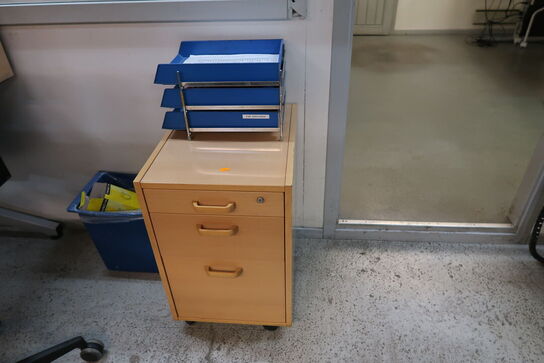 El. hæve/sænke skrivebord uden indhold samt kontorstol