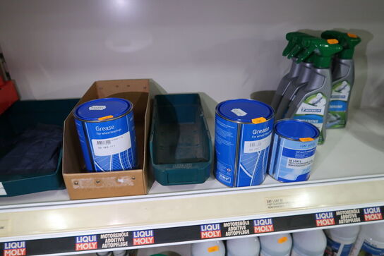 Hylde med div. Plejemidler m.m.